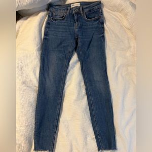 Zara woman’s The Skinny jeans with frayed hem size 4